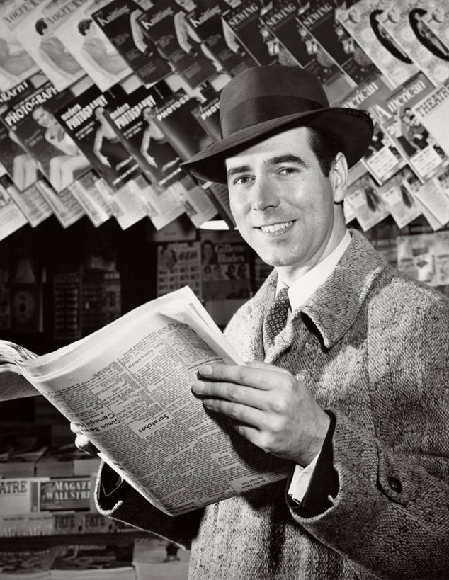 西方人,成年人,老年人,一个人,商务人士,商务男性,竖图,室外,白天,衬衫,商务,报纸,杂志,欧洲,欧洲人,仅一个男性,仅一个人,仅一个中年男性,套装,读书,摄影,商务装,工薪阶层,男人,男性,中年男性,白种人,白领,上班族,彩图,衬衣,报亭