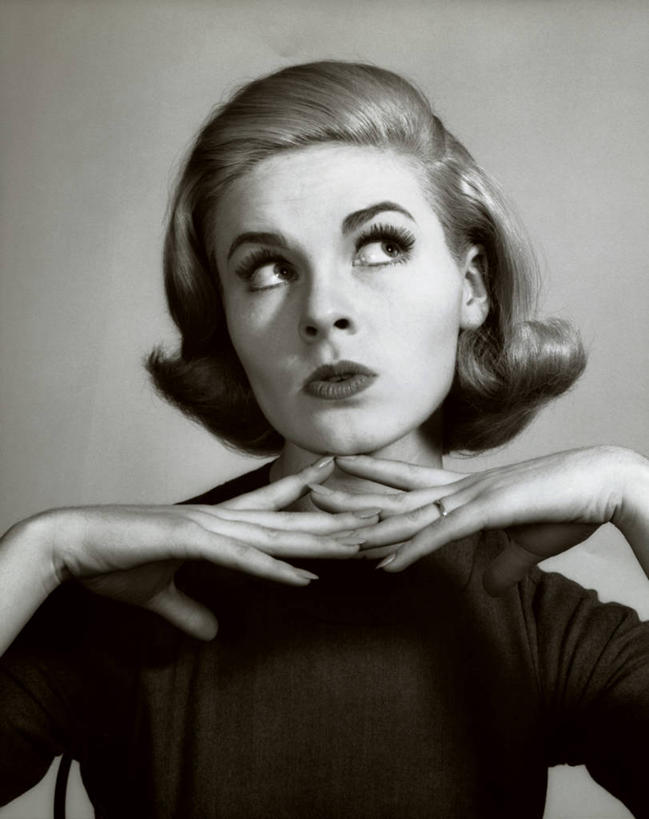 西方人,成年人,头发,一个人,竖图,室内,欧洲,欧洲人,仅一个年轻女性,仅一个女性,仅一个人,思考,金色,摄影,厌倦,年轻女性,女人,女性,白种人,年轻人,彩图