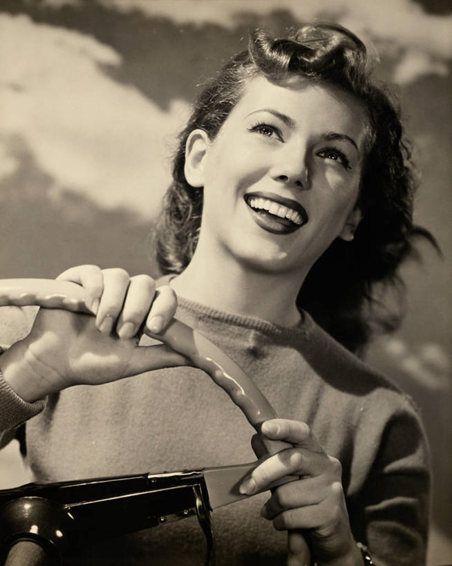 西方人,成年人,一个人,竖图,室外,白天,汽车,欧洲,欧洲人,仅一个年轻女性,仅一个女性,仅一个人,敞篷车,运输,摄影,驾车,年轻女性,女人,女性,白种人,年轻人,彩图