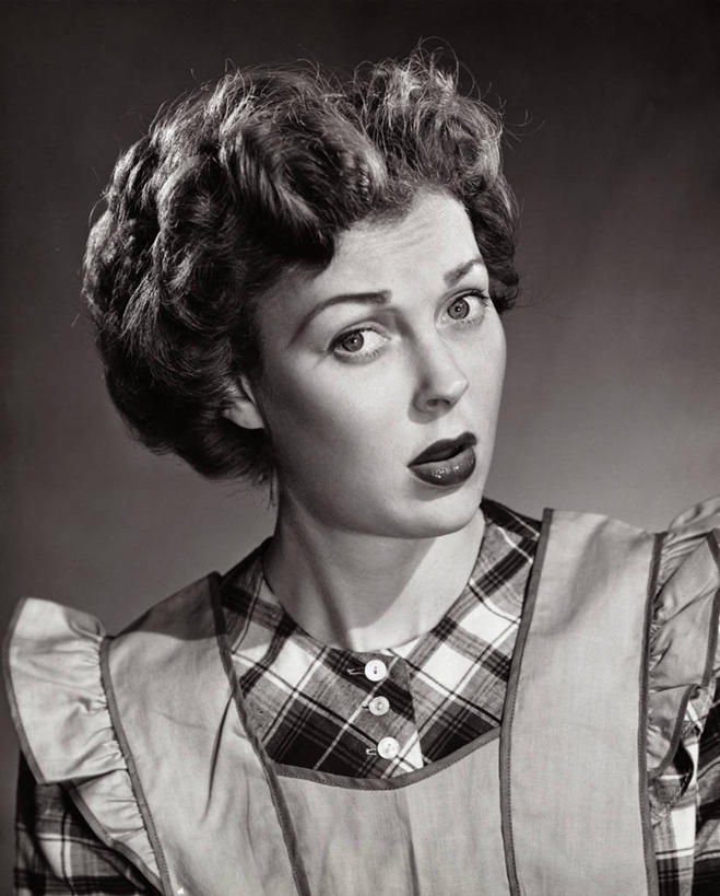 西方人,成年人,一个人,竖图,室内,欧洲,欧洲人,仅一个年轻女性,仅一个女性,仅一个人,围裙,凝视,皱眉头,摄影,恐怖,忧虑,悲哀,担心,年轻女性,女人,女性,白种人,年轻人,彩图