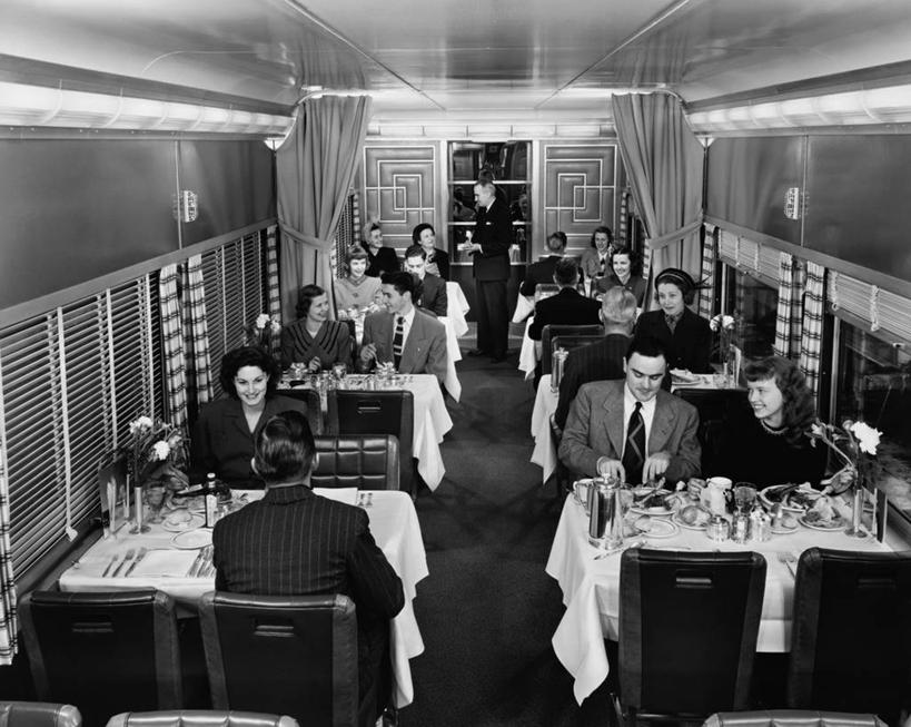 成年人,脸,头,脸颊,肩,关节,人群,服务员,坐,吃,微笑,横图,俯视,黑白,室外,衬衫,吃饭,聚会,友谊,幸福,旅途,火车,汽车,乘客,套装,正装,聚餐,食品,领带,公共交通,许多人,休闲装,饮食,肩膀,饮料,背面,一群人,服务,工业,运输,人体,角度,摄影,巨大,庞大,生活方式,客车,宏大,硕大,伟大,餐车,男人,女人,头部,脸部,脸蛋,面部,服务生,侍者,说话,高角度拍摄,旅行