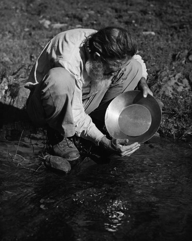 西方人,成年人,中年人,老年人,胡须,一个人,蹲,竖图,俯视,黑白,室外,白天,高跟鞋,衬衫,贪欲,采矿业,水,鞋子,欧洲,欧洲人,仅一个男性,仅一个人,仅一个中年男性,裤子,工作,金属,金矿,注视,黄金,观察,看,职业,工业,角度,摄影,肮脏,观看,矿产,察看,贫穷,关注,矿物,邋遢,矿工,龌龊,污秽,老年男性,男人,男性,中年男性,白种人,胡子,络腮胡,高角度拍摄