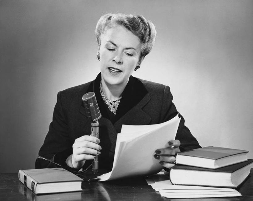 西方人,成年人,中年人,老年人,头发,一个人,坐,微笑,横图,黑白,室内,幸福,欧洲,欧洲人,仅一个女性,正装,纸,教育,注视,观察,看,读书,工业,摄影,生活方式,报告,观看,矮,察看,麦克风,传播,关注,女人,白种人,书,说话,半身,短发,演说家,传媒