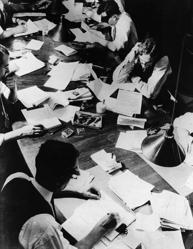 西方人,成年人,中年人,老年人,人群,办公室,坐,竖图,俯视,黑白,室内,商务,团队,城市,欧洲,纽约,美国,欧洲人,写,学习,工作,时间,印刷,眼镜,纸,北,图像,注视,设备,现代,书桌,物品,观察,看,职业,工业,角度,摄影,观看,写字板,部分,察看,专心,北美,企业,公司,照明设备,关注,文档,纽约州,老年男性,男人,中年男性,白种人,半身,高角度拍摄,纽约时报,编辑,传媒