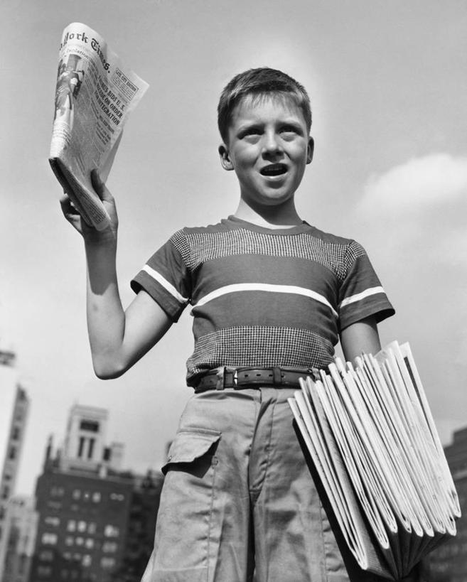 西方人,儿童,嘴,一个人,竖图,黑白,室外,特写,白天,仰视,通讯,纯洁,街道,报纸,欧洲,欧洲人,仅一个男性,仅一个人,工作,纸,云,角落,T恤,大喊,休闲装,小孩,天空,打开,张嘴,仅一个小孩,职业,短袖,可爱,童年,童趣,人体,角度,摄影,矮,袖子,开启,运送,贩卖,张大嘴巴,童真,烂漫,无邪,天真,男孩,男人,男性,白种人,孩子,口,口腔,嘴巴,嘴唇,张开嘴,低角度拍摄,男生,递送,对焦,兼职,传媒,业余