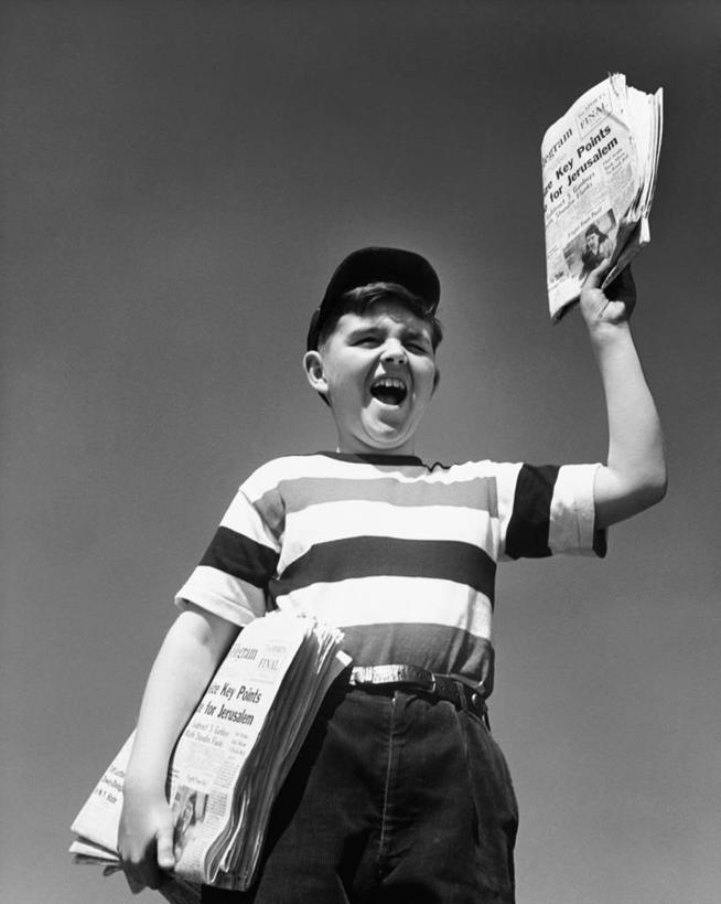 西方人,儿童,嘴,手,一个人,举,竖图,黑白,室外,特写,白天,仰视,通讯,纯洁,街道,报纸,欧洲,欧洲人,仅一个男性,仅一个人,条纹,工作,纸,角落,T恤,大喊,休闲装,小孩,天空,打开,托,张嘴,仅一个小孩,职业,短袖,鸭舌帽,可爱,童年,童趣,人体,角度,摄影,矮,袖子,开启,贩卖,张大嘴巴,童真,烂漫,无邪,天真,男孩,男人,男性,白种人,孩子,口,口腔,嘴巴,嘴唇,张开嘴,举起,举手,举着,向上举,向上伸,向上托,半身,低角度拍摄,男生,递送,兼职,传媒,业余