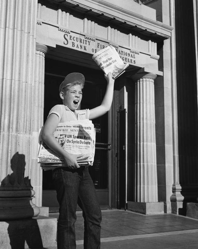 西方人,儿童,嘴,手,一个人,举,竖图,黑白,室外,白天,通讯,纯洁,街道,报纸,日光,欧洲,叙利亚,美国,欧洲人,仅一个男性,仅一个人,阴影,工作,文字,纸,柱子,大喊,休闲装,小孩,打开,托,张嘴,仅一个小孩,职业,短袖,鸭舌帽,可爱,童年,童趣,人体,摄影,建造,英文字母,保护,矮,袖子,北美,北美洲,开启,美洲,贩卖,张大嘴巴,童真,烂漫,无邪,威斯康辛州,北亚美利加洲,亚美利加洲,威斯康星,威斯康星州,威斯康辛,权皮之州,獾穴之州,美洲獾之州,獾州,奶制品之州,信函,密尔沃基,大写字母,天真,男孩,男人,男性,白种人,孩子,口,口腔,嘴巴,嘴唇,张开嘴,举起,举手,举着,向上举,向上伸,向上托,美利坚合众国,男生,递送,兼职,传媒,业余