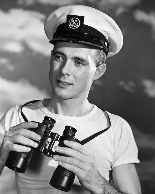 西方人,成年人,中年人,老年人,脸,头,脸颊,一个人,水手,微笑,竖图,黑白,室外,白天,满意,欧洲,欧洲人,仅一个男性,云,T恤,休闲装,方向,肩膀,天空,短袖,鸭舌帽,摄影,双筒望远镜,水手帽,老年男性,中年男性,白种人,头部,脸部,脸蛋,面部