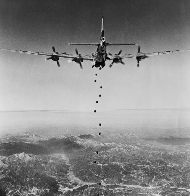 无人,竖图,俯视,航拍,黑白,室外,白天,飞机,炸弹,朝鲜,亚洲,冲突,军事,地平线,螺旋桨,半空,古典,历史,飞,天空,战争,运输,摄影,空军,落下,权威,飞行器,战斗机,准确,鸟瞰,毁灭,轰炸,军用机,高角度拍摄,美国空军,美国军事,朝鲜战争,过去,空袭,爆炸物