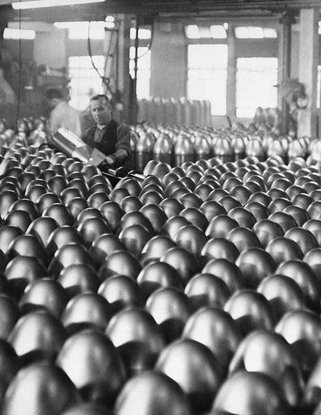 成年人,脸,头,脸颊,肩,关节,两个人,人群,竖图,俯视,黑白,室内,爆炸,风险,技术,窗户,炸弹,许多,士兵,正装,丰富,军事,金属,很多,肩膀,武器,人体,角度,摄影,巨大,庞大,毁灭,军队,宏大,硕大,伟大,危险,男人,头部,脸部,脸蛋,面部,高角度拍摄,贮藏室,美国军事