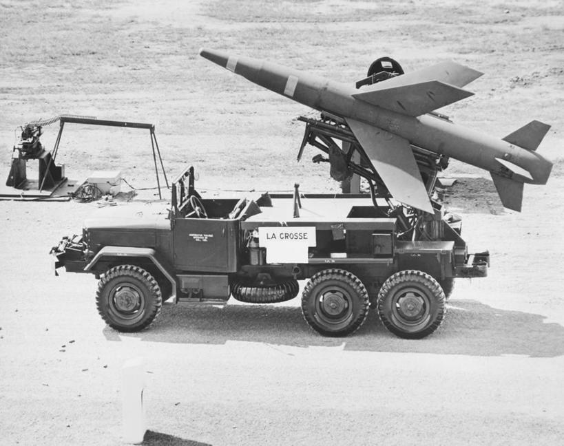 无人,运动场,横图,俯视,黑白,室外,白天,风险,技术,汽车,美国,士兵,阴影,军事,陆地,高处,北,车,天空,交通工具,武器,战争,运输,角度,摄影,保护,北美,威胁,载具,毁灭,装货,导弹,军队,火箭筒,军用车,马里兰,勇气,危险,高角度拍摄,美国军事,长曲棍球,火箭加速器