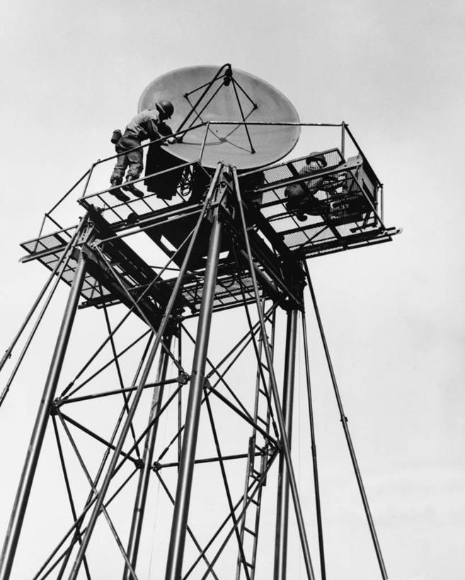 成年人,两个人,竖图,黑白,室外,白天,仰视,雷达,科技,士兵,朦胧,模糊,军事,科学,金属,塔,高处,天空,摄影,修理,军服,技术员,低角度拍摄,美国军事