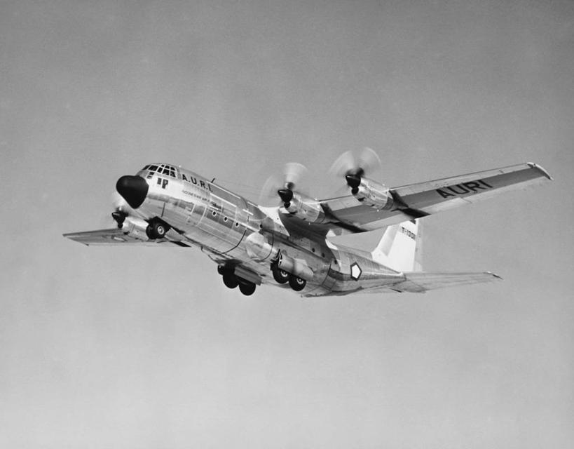 无人,横图,黑白,室外,白天,仰视,飞机,军事,螺旋桨,飞,天空,运输,摄影,飞行器,军用机,C-130运输机,低角度拍摄,过去