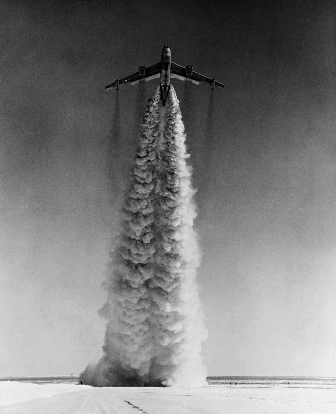 无人,竖图,室外,白天,仰视,风,飞机,关闭,起飞,军事,航空,飞,交通工具,烟,战争,运输,角度,摄影,空军,飞行器,战斗机,载具,轰炸机,军用机,安诺拉盖伊轰炸机,军用战斗机,攻击机,B-47轰炸机,B-47同温层喷气,彩图,低角度拍摄,爆炸物