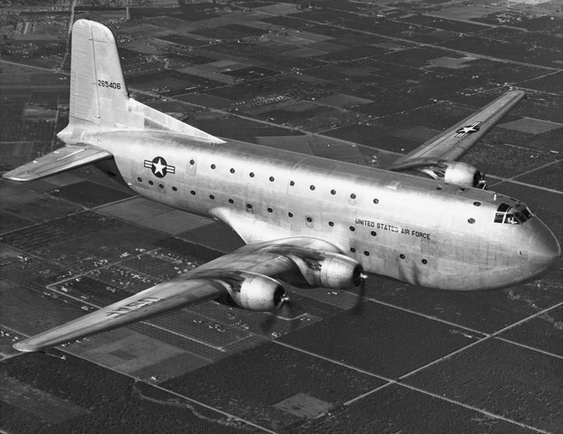 无人,横图,俯视,黑白,室外,白天,飞机,军事,飞,运输,摄影,空军,飞行器,军用机,货机,高角度拍摄,美国空军,过去