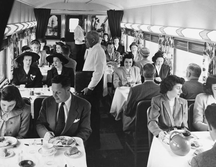 服务员,坐,横图,黑白,室内,白天,吃饭,桌子,火车,椅子,乘客,套装,正装,公共交通,许多人,注视,饮食,观察,看,一群人,运输,摄影,观看,察看,关注,餐车,服务生,侍者,半身,旅行