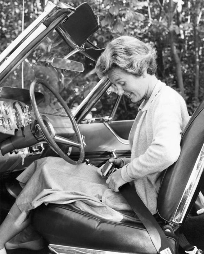 西方人,成年人,一个人,坐,微笑,竖图,黑白,室外,特写,白天,幸福,安全,镜子,汽车,欧洲,欧洲人,仅一个年轻女性,仅一个女性,仅一个人,准备,反射,陆地,注视,休闲装,腰带,车,背面,安全带,车轮,方向盘,敞篷车,交通工具,观察,看,运输,摄影,后视镜,生活方式,观看,保护,扣,镜像,察看,生命,镜面,关注,载具,驾车,车座,驾驶座,光学,年轻女性,女人,女性,白种人,年轻人