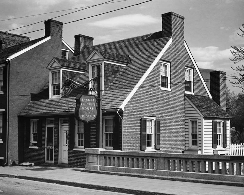 无人,博物馆,栏杆,横图,黑白,室外,白天,建筑,美国,房屋,路边,人行道,天空,摄影,金属丝,北美,住房,马里兰,弗雷德里克,过去