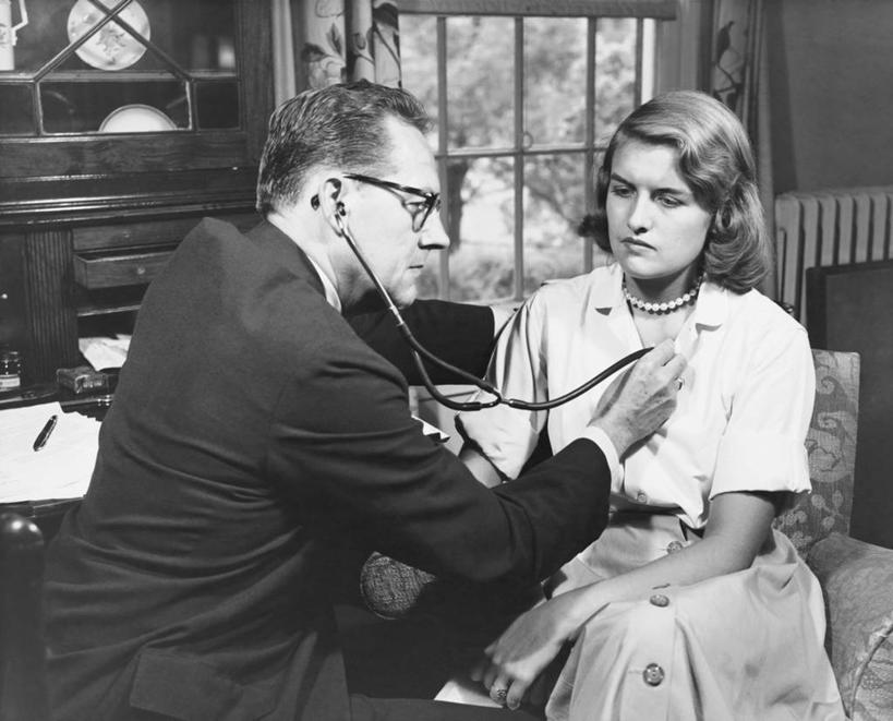 西方人,成年人,中年人,老年人,两个人,医生,病人,横图,黑白,室内,裙子,窗户,欧洲,欧洲人,正装,检查,眼镜,听,注视,外套,听诊器,观察,看,摄影,观看,察看,关爱,关注,听诊,医疗工具,实验服,技能,老年男性,男人,年轻女性,女人,白种人,年轻人