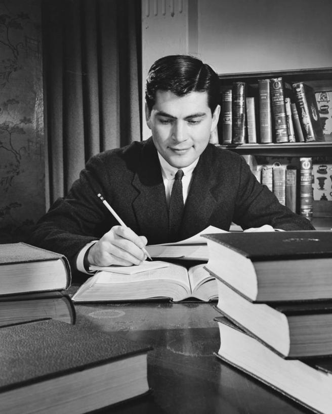 西方人,成年人,脸,头,脸颊,一个人,商务人士,商务男性,坐,微笑,竖图,黑白,室内,衬衫,商务,满意,书架,欧洲,欧洲人,仅一个男性,仅一个人,写,堆叠,套装,研究,纸,注视,书桌,肩膀,水笔,仅一个年轻男性,观察,看,职业,摄影,观看,察看,专心,企业,公司,关注,商务装,工薪阶层,搜寻,男人,男性,年轻男性,白种人,年轻人,头部,脸部,脸蛋,面部,白领,上班族,书,衬衣,精装书