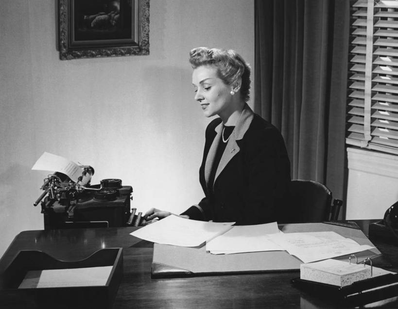 西方人,成年人,一个人,商务人士,秘书,商务女性,办公室,坐,微笑,横图,室内,商务,幸福,窗户,窗帘,欧洲,欧洲人,仅一个年轻女性,仅一个女性,仅一个人,套装,正装,纸,图像,注视,书桌,打字,观察,看,职业,百叶帘,摄影,观看,察看,专心,企业,公司,关注,打字机,文档,商务装,工薪阶层,文件盘,年轻女性,女人,女性,白种人,年轻人,白领,上班族,半身,彩图,短发,档案管理员