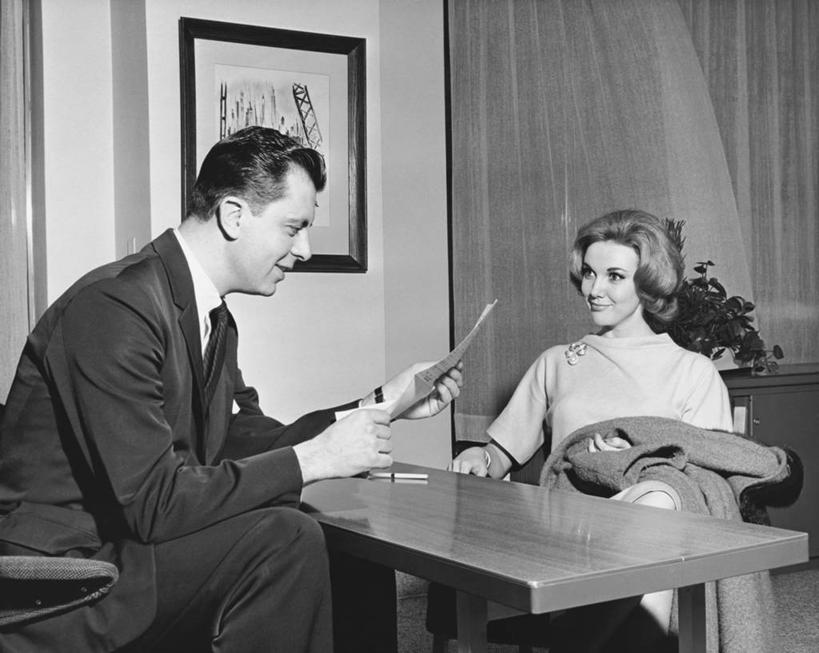 西方人,成年人,两个人,商务人士,商务男性,商务女性,办公室,坐,微笑,横图,黑白,室内,衬衫,商务,通讯,窗帘,桌子,椅子,欧洲,欧洲人,套装,纸,图像,注视,观察,看,读书,摄影,观看,办公椅,察看,企业,公司,关注,文档,商务装,工薪阶层,采访,男人,年轻男性,年轻女性,女人,白种人,年轻人,白领,上班族,衬衣,短发