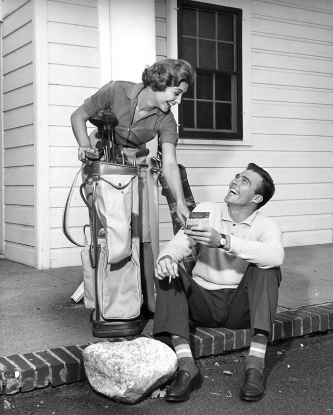 西方人,成年人,中年人,老年人,两个人,坐,微笑,竖图,黑白,室外,白天,幸福,运动,窗户,建筑,欧洲,欧洲人,弯腰,房屋,人行道,面对面,摄影,高尔夫球杆,住房,高尔夫球包,记分卡,高尔夫球运动,老年女性,中年男性,中年女性,白种人,休闲活动,短发