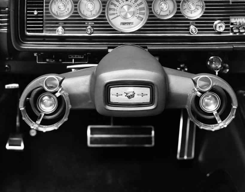 手腕,无人,横图,黑白,室内,特写,汽车,缠绕,陆地,古典,车,交通工具,发动机,运输,摄影,古董,控制,载具,老爷车,驾车,科学实验,扭动,速度计