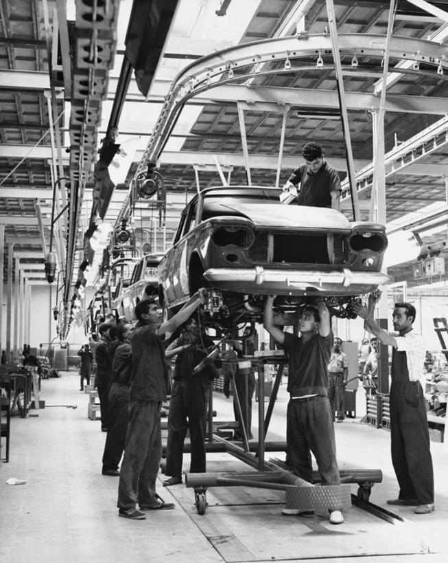 成年人,人群,工厂,竖图,黑白,室内,团队,生产线,汽车,非洲,埃及,古典,工人,职业,工业,摄影,能源,制造,中东,地中海文化,合伙,员工,汽车厂,匠人,劳动者,体力工,官位,官职,职位