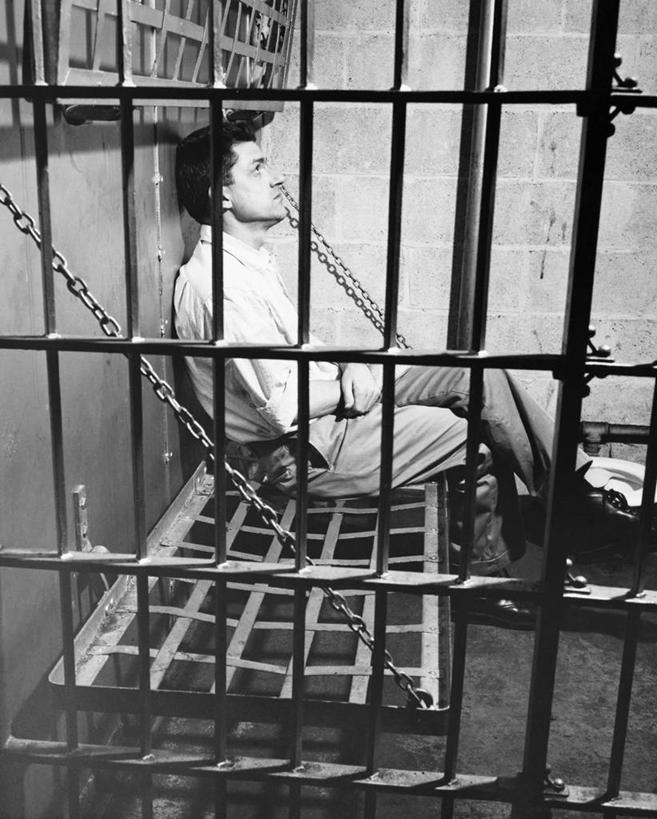 西方人,成年人,中年人,老年人,腿,一个人,坐,竖图,黑白,室内,衬衫,失败,鞋子,欧洲,欧洲人,仅一个男性,沮丧,金属,二郎腿,休闲装,向上看,思考,监狱,人体,摄影,犯罪,犯人,牢房,处罚,挫败,悲哀,老年男性,男人,中年男性,白种人,法律,独处