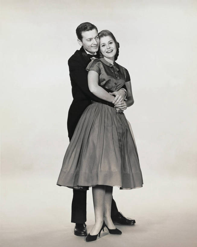 西方人,成年人,头发,两个人,夫妻,微笑,竖图,室内,爱情,幸福,欧洲,欧洲人,连接,正装,浪漫,恩爱,恋人,摄影,矮,肖像,异性恋,男人,年轻男性,年轻女性,女人,白种人,年轻人,夫妇,情侣,拥抱,彩图,爱,伴侣,短发