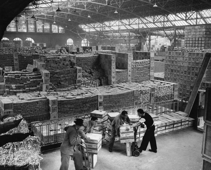 成年人,四个人,人群,横图,俯视,黑白,室内,团队,天花板,丰富,纸箱,光,仓库,休闲装,盒子,工人,容器,箱子,职业,工具箱,工业,角度,摄影,储藏,纸板,制造,电灯泡,照明设备,储存,合伙,装货,搬迁,男人,员工,高角度拍摄,匠人,劳动者,体力工,贮存,官位,官职,职位,检查表