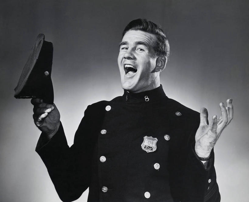 西方人,成年人,中年人,老年人,一个人,笑,横图,室内,特写,通讯,欧洲,欧洲人,仅一个男性,古典,大喊,刺激,手势,鸭舌帽,服务,摄影,保护,权威,噪声,肖像,警官,警服,老年男性,男人,中年男性,白种人,半身,彩图,打手势,法律