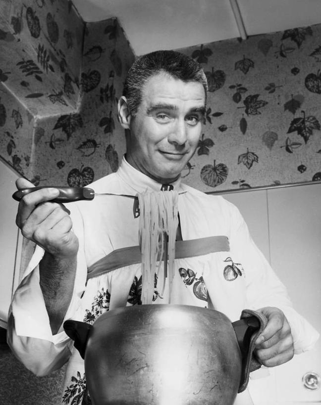 西方人,成年人,中年人,老年人,一个人,微笑,竖图,黑白,室内,信心,壁纸,欧洲,欧洲人,仅一个男性,准备,花纹,炖锅,围裙,叉,食品,休闲装,饮食,饮料,摄影,生活方式,肖像,出示,意大利细面条,式样,老年男性,男人,中年男性,白种人,主厨,烹调,半身