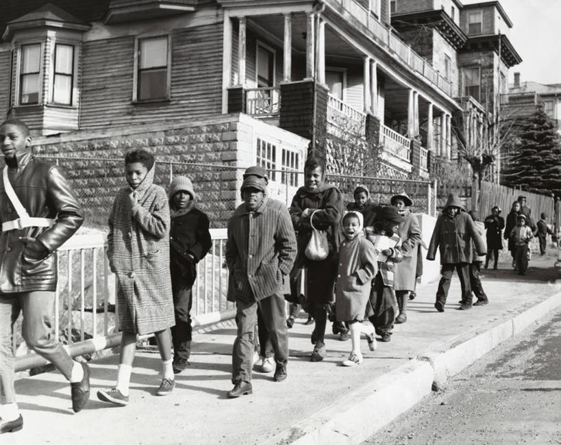 儿童,少年,成年人,中年人,老年人,一个人,人群,横图,室外,白天,聚会,纯洁,建筑,种族歧视,仅一个男性,仅一个年轻女性,仅一个女性,仅一个人,阴影,人行道,小路,聚餐,许多人,热,仅一个年轻男性,小孩,一群人,可爱,童年,童趣,摄影,建造,青春期,童真,烂漫,无邪,天真,老年男性,男孩,男人,男性,年轻男性,年轻女性,女孩,女人,女性,非洲人,孩子,年轻人,步行,彩图,社会问题,种族隔离,横越