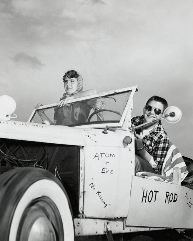 西方人,成年人,两个人,夫妻,坐,微笑,竖图,室外,白天,爱情,幸福,汽车,欧洲,欧洲人,挡风玻璃,头巾,头饰,文字,陆地,古典,浪漫,热,休闲装,车,天空,发饰,太阳镜,交通工具,钢筋,恩爱,运输,恋人,摄影,生活方式,英文字母,载具,信函,异性恋,大写字母,男人,年轻男性,年轻女性,女人,白种人,年轻人,夫妇,情侣,半身,彩图,伴侣,改装车