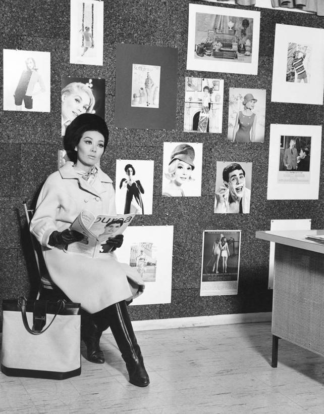 西方人,成年人,手,一个人,坐,竖图,黑白,照片,室内,时尚,信心,杂志,椅子,欧洲,欧洲人,仅一个年轻女性,仅一个女性,仅一个人,包,休闲装,靴子,手套,人体,摄影,部分,零钱包,等,时装模特,年轻女性,女人,女性,白种人,年轻人