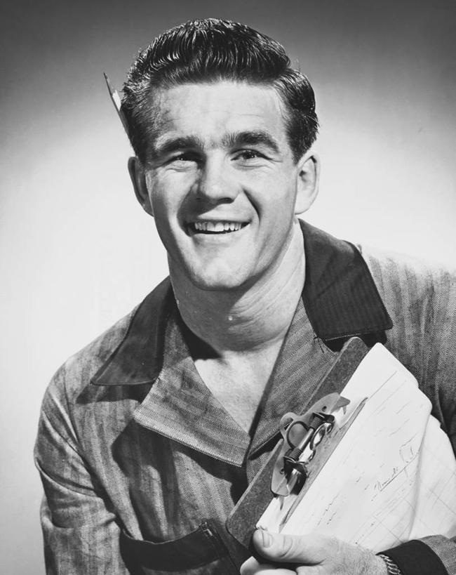 西方人,成年人,脸,头,脸颊,一个人,微笑,竖图,黑白,室内,特写,幸福,信心,欧洲,欧洲人,仅一个男性,仅一个人,纸,肩膀,仅一个年轻男性,铅笔,职业,摄影,写字板,肖像,男人,男性,年轻男性,白种人,年轻人,头部,脸部,脸蛋,面部