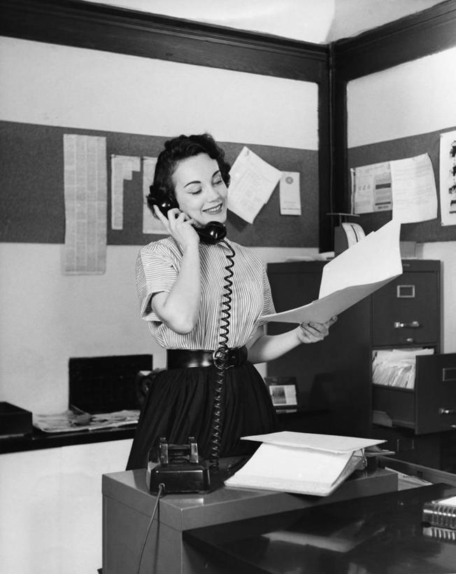 西方人,成年人,中年人,老年人,一个人,商务人士,商务女性,打电话,微笑,竖图,黑白,室内,商务,通讯,幸福,技术,欧洲,欧洲人,仅一个女性,条纹,套装,告示牌,文件,联系,书桌,摄影,商务装,档案柜,工薪阶层,女人,白种人,白领,上班族,电话机,座机,说话