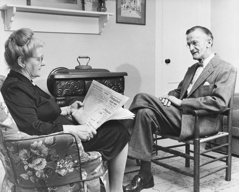 西方人,成年人,老年人,两个人,坐,横图,黑白,室内,通讯,报纸,欧洲,欧洲人,套装,正装,眼镜,二郎腿,读书,摄影,生活方式,退休,扶手椅,发髻,老年男性,老年女性,男人,男性,女人,女性,白种人,休闲活动,说话,发际线后移