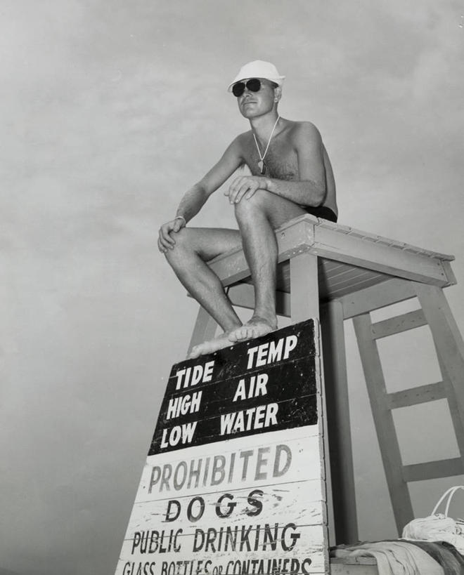 西方人,成年人,手,一个人,救生员,坐,竖图,室外,白天,仰视,通讯,椅子,欧洲,欧洲人,仅一个男性,仅一个人,短裤,梯子,文字,仅一个年轻男性,天空,太阳镜,表,鸭舌帽,人体,角度,摄影,英文字母,保护,部分,救生椅,机敏,援救,信函,大写字母,男人,男性,年轻男性,白种人,年轻人,彩图,低角度拍摄