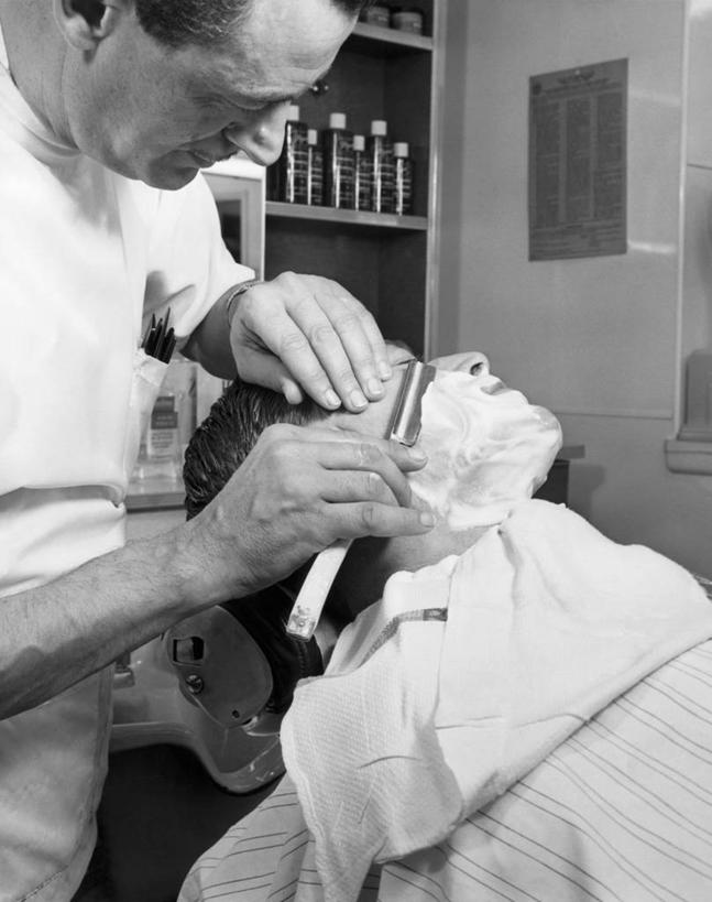 西方人,成年人,中年人,老年人,头发,一个人,两个人,理发师,商店,坐,竖图,黑白,室内,美容,商务,时尚,风险,镜子,欧洲,欧洲人,仅一个男性,仅一个人,仅一个中年男性,准备,小的,工作,反射,剃须刀,注视,休闲装,设备,物品,观察,看,清洁,职业,护理,摄影,观看,理发店,刮胡刀,剃须膏,察看,专心,关注,剃须,剃胡子,仪容,信任,仪表,老年男性,男人,男性,中年男性,白种人,剃刀,美发师,半身,英俊,美人