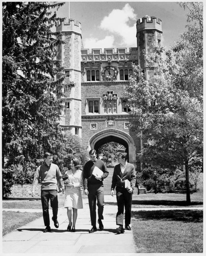 西方人,成年人,四个人,人群,学校,教学楼,竖图,黑白,室外,白天,建筑,欧洲,美国,欧洲人,一排,整齐,并排,云,人行道,常春藤,北,教育,休闲装,现代,校园,树,排列,天空,教室,摄影,北美,知识,队列,新泽西,普林斯顿,泽西岛,男人,年轻男性,年轻女性,女人,白种人,年轻人,大学生,书,步行,大学,教学大楼