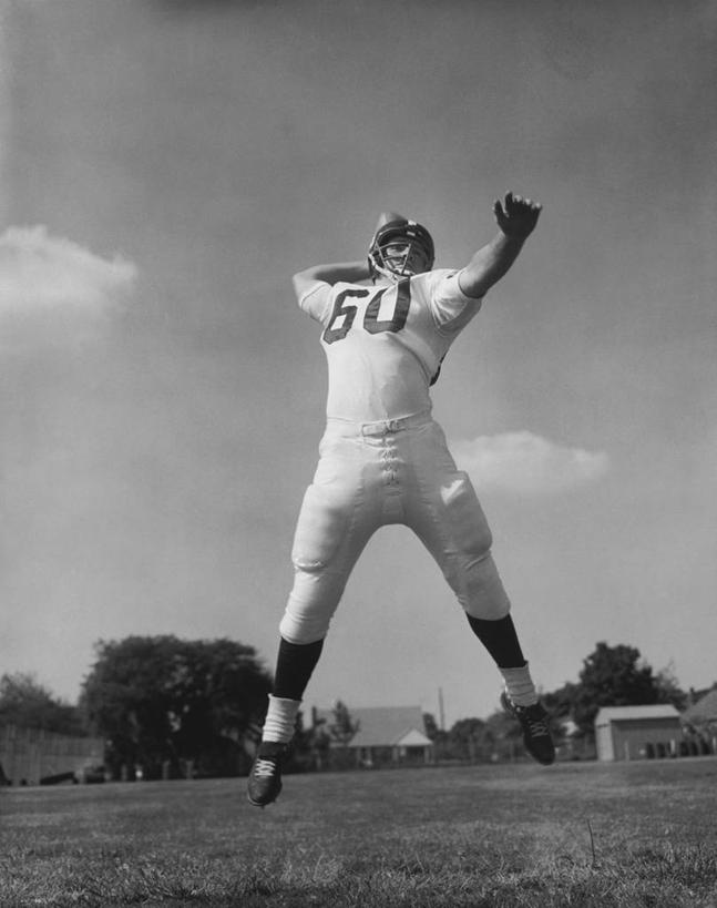 西方人,成年人,一个人,跳,竖图,黑白,室外,白天,仰视,运动服,运动,欧洲,欧洲人,仅一个男性,仅一个人,服装,数字,球场,竞技运动,半空,古典,注视,仅一个年轻男性,衣服,天空,观察,看,活力,力量,摄影,服饰,观看,察看,衣着,穿着,关注,决心,努力,橄榄球运动员,美国文化,橄榄球头盔,衣饰,技能,美式足球,男人,男性,年轻男性,白种人,年轻人,扔,低角度拍摄,运动装