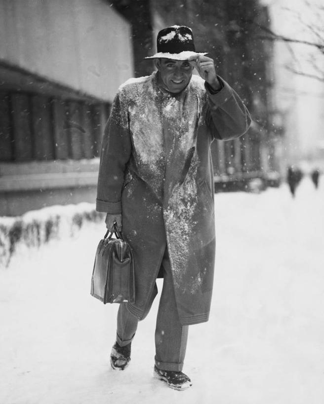 西方人,成年人,中年人,老年人,一个人,商务人士,商务男性,微笑,竖图,黑白,室外,白天,衬衫,商务,雪,路,帽子,欧洲,欧洲人,仅一个男性,套装,正装,公文包,冬天,下雪,人行道,天气,热,外套,自然,寒冷,摄影,企业,公司,运送,肖像,商务装,工薪阶层,老年男性,男人,中年男性,白种人,白领,上班族,步行,衬衣,冬衣,对焦