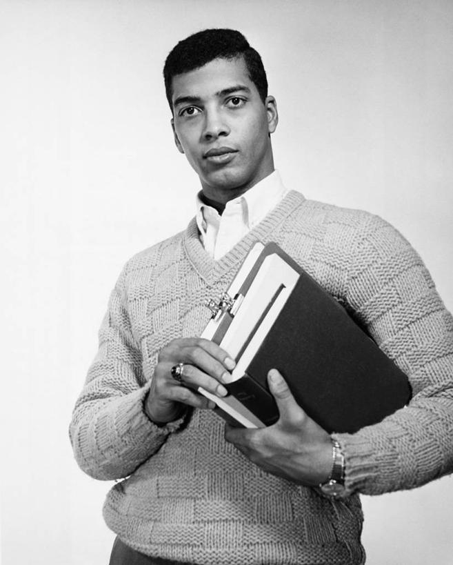 成年人,一个人,竖图,黑白,室内,毛衣,信心,仅一个男性,仅一个人,教育,仅一个年轻男性,摄影,肖像,男人,男性,年轻男性,非洲人,年轻人,大学生,书,半身