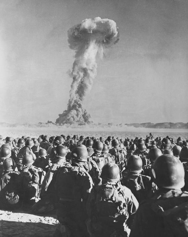 成年人,人群,竖图,黑白,室外,白天,爆炸,沙漠,炸弹,美国,士兵,朦胧,模糊,军事,地形,热,破坏,破损,天空,烟,摄影,观看,损坏,核能,北美,军服,毁灭,群众,轰炸,科学实验,内华达州,拉斯维加斯,男人