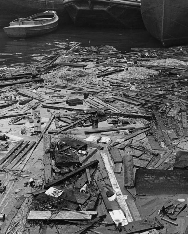 无人,竖图,黑白,室外,白天,河流,水,船,环保,垃圾,摄影,能源,厌恶,环境,污染,回收,资源,利用,低碳,循环,持续,空气污染,水污染,社会问题