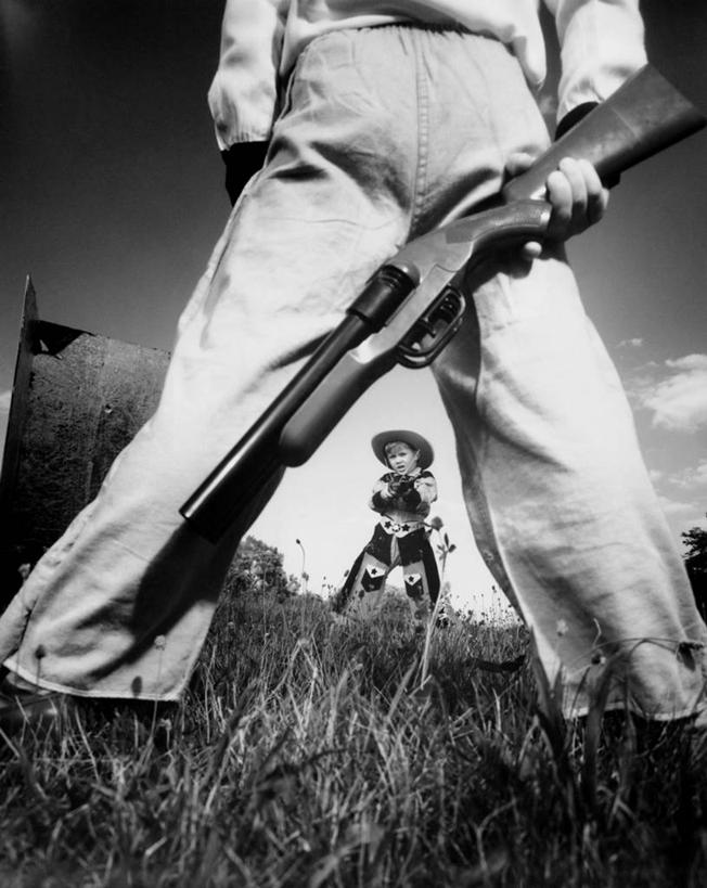 西方人,儿童,一个人,两个人,牛仔,竖图,黑白,室外,白天,纯洁,报仇,欧洲,美国,欧洲人,仅一个男性,仅一个人,对抗,冲突,田地,云,古典,草,小孩,背面,天空,仅一个小孩,牛仔帽,武器,可爱,童年,童趣,模仿,摄影,张开双腿,北美,隐藏,北美洲,暴力,玩具枪,打斗,瞄准,美洲,等,童真,烂漫,无邪,美国文化,机敏,敌对,北亚美利加洲,亚美利加洲,展开双腿,天真,危险,男孩,男人,男性,白种人,孩子,传统服装,美利坚合众国,男生,伸展双腿