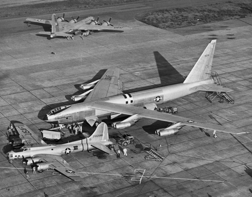 人群,横图,俯视,黑白,室外,白天,风,飞机,阴影,朦胧,模糊,军事,高处,运输,角度,摄影,停止,飞行器,暂停,军用机,军事基地,停滞,B-52同温层堡垒轰炸机,高角度拍摄,波音公司